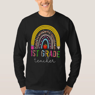1st Grade Teacher Cute Rainbow Pencil Leopard Back Tシャツ