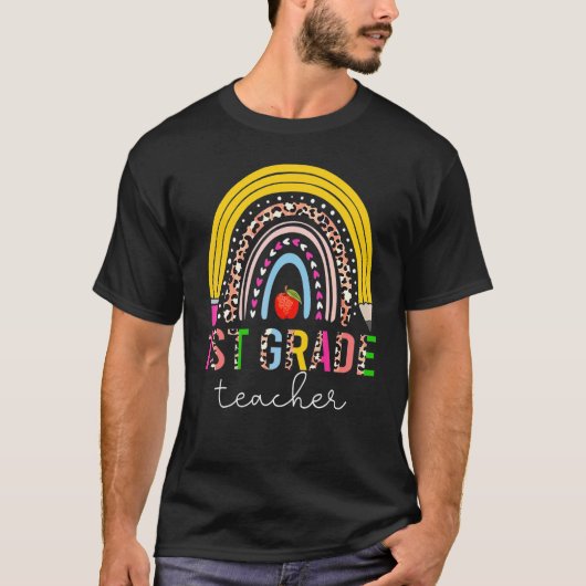 1st Grade Teacher Cute Rainbow Pencil Leopard Back Tシャツ (正面)