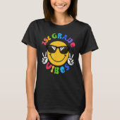 1st Grade Vibes Happy Face Smile Gift Back To Scho Tシャツ (正面)