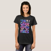 1st Grade Vibes Tie Dye Back To School First Day Tシャツ (正面フル)