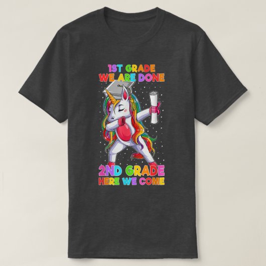 1St Grade We Are Done 2ND Grade Here We Come Unico Tシャツ (デザイン正面)