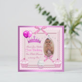 1thバースデーガールピンクカップケーズホワイトパールベビー 招待状 (スタンド正面)