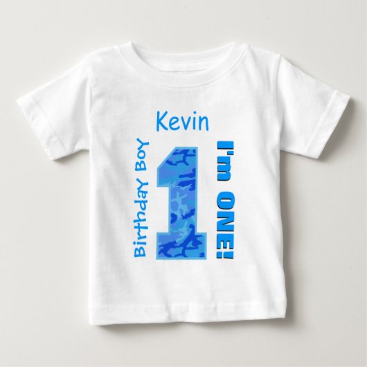 1thバースデーボーイブルー迷彩柄1歳B3BZ ベビーTシャツ (正面)