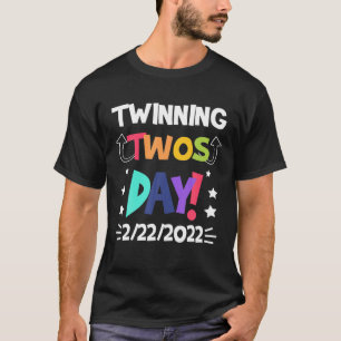 2おもしろい月22日（火）から2月22日（火）まで子どもたち Tシャツ