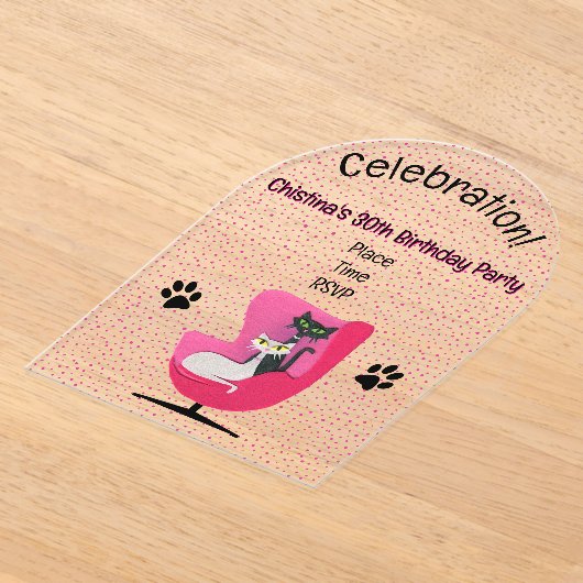 2かわいらし世紀中頃の猫ピンクの椅子は誕生日 アクリル招待状 (レイダウン)