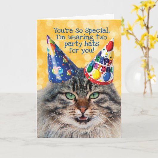 2つのおもしろいパーティー帽子を持つ猫の誕生日挨拶 カード (黄色い花)
