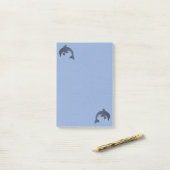 2つのおもしろいマンガタイプのイルカが青い白をジャンプ ポストイット (デスク上)