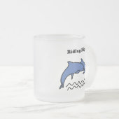 2つのよくはしゃぐイルカサーフィンザウェーブズ フロストグラスマグカップ (正面右)