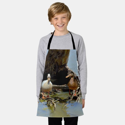 2つのアヒルの木の根、子供の完全なプリントエプロン エプロン (着用した状態)