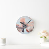 2つのウェルシュ·コルギスが最初の雪 ラウンド壁時計 (ホーム)