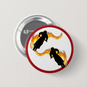 2つのオフロードダートバイクと炎 缶バッジ (正面&裏面)