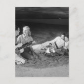 2つのカップルのビーチに座っのまわりにたキャンプファイア ポストカード (正面)