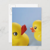 2つのゴムアヒルのクローズアップ ポストカード (正面/裏面)