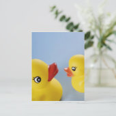 2つのゴムアヒルのクローズアップ ポストカード (スタンド正面)