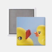 2つのゴムアヒルのクローズアップ マグネット (正面/裏面)