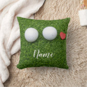 2つのゴルフボールとラブハートが緑の草の上にある クッション (ブランケット)