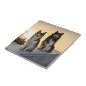 2つのシェットランド・ シープドッグが屋根の上で日の出 タイル (側面)