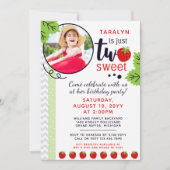 2つのスイートストロベリーベビー第2誕生日 招待状 (正面)