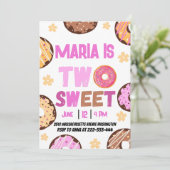 2つのスイートドーナツの女の子の2番目の誕生日パーティー 招待状 (スタンド正面)