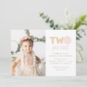 2つのスイートパステルドーナツ誕生日パーティーフォト 招待状 (スタンド正面)