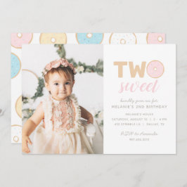2つのスイートパステルドーナツ誕生日パーティーフォト 招待状