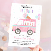 2つのスイートピンクアイスクリームトラック誕生日 招待状