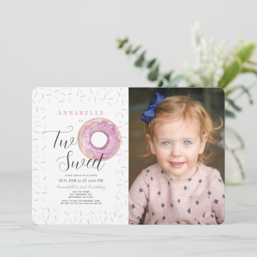 2つのスイートピンクドーナツ女の子2nd誕生日招待状 招待状 (スタンド正面)