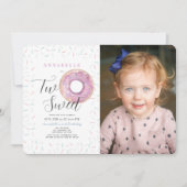 2つのスイートピンクドーナツ女の子2nd誕生日招待状 招待状 (正面)