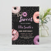 2つのスイートブラックピンクドーナツ誕生日招待状 招待状 (スタンド正面)