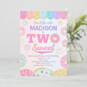 2つのスイートレインボードーナツ2nd誕生日招待状 招待状 (スタンド正面)