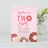 2つのスイート2枚目のドーナツをテーマにした誕生日の招待 招待状 (スタンド正面)