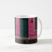 2つのドアを持つピンクの家 コーヒーマグカップ (正面右)