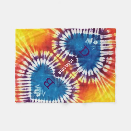 2つのハートが一緒に絞り染め結婚のパーソナライズされた フリースブランケット (正面(横))