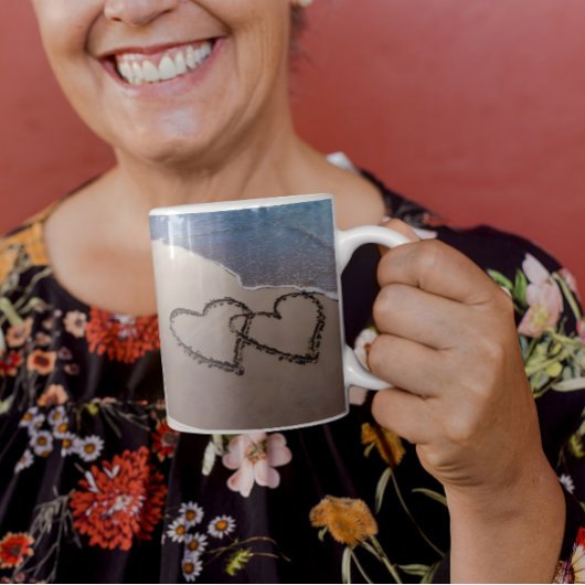 2つのハートが砂のビーチカップ コーヒーマグカップ