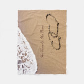 2つのハートが砂の中に フリースブランケット (正面)