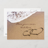 2つのハートが砂の中に ポストカード (正面/裏面)