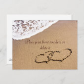 2つのハートが砂の中に ポストカード (正面/裏面)