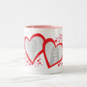 2つのハートのバレンタイン/結婚式の写真の赤いピンクのマグ ツートーンマグカップ (中央)