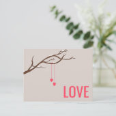 2つのハートの木のバレンタインデーの愛デザイン ポストカード (スタンド正面)