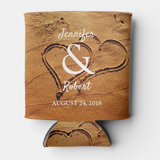 2つのハートの砂の新郎新婦ビーチ結婚式 缶クーラー (正面)