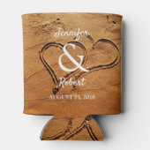 2つのハートの砂の新郎新婦ビーチ結婚式 缶クーラー (裏面)