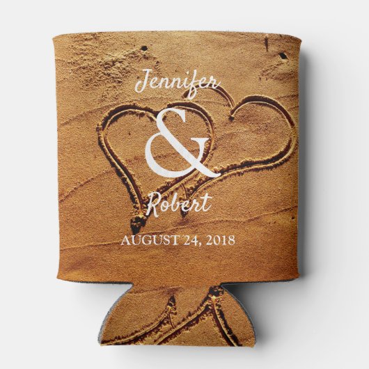 2つのハートの砂の新郎新婦ビーチ結婚式 缶クーラー (裏面)