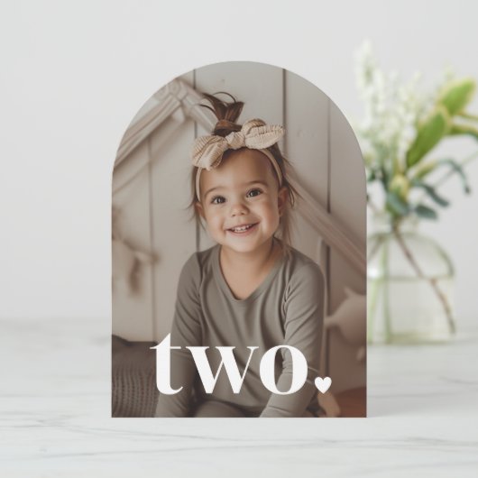 2つのハートアーチ写真2番目の誕生日 招待状 (スタンド正面)