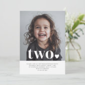 2つのハートフォトファースト誕生日招待状 招待状 (スタンド正面)