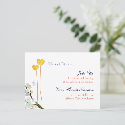 2つのハートホワイトウェディングレセプションエンクロージャ インビテーションポストカード (スタンド正面)