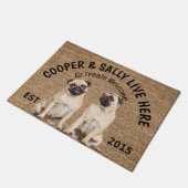 2つのパグ犬パーソナライズされたの恋人の姿 ドアマット (アングル)