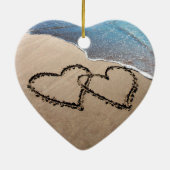 2つのパーソナライズされたハートズインザサンドハートオーナメント セラミックオーナメント (裏面)