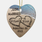 2つのパーソナライズされたハートズインザサンドハートオーナメント セラミックオーナメント (左)