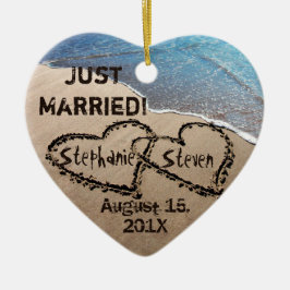 2つのパーソナライズされたハートズインザサンドハートオーナメント セラミックオーナメント