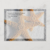 2つのヒトデ&サンド、ビーチ結婚式日付を保存 案内ポストカード (裏面)